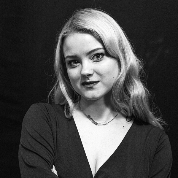 Зенцева - керівниця літературно-драматичної частини театру Драміком